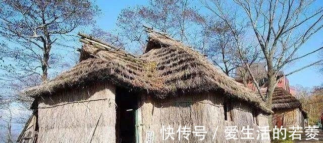 下联&厕所门口一副对联,上联天下英雄豪杰到此俯首称臣,下联绝了!