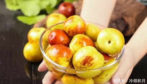 冬枣的颜色|买冬枣时,挑个头大还是个头小?果农教您正确方法,别再挑错了