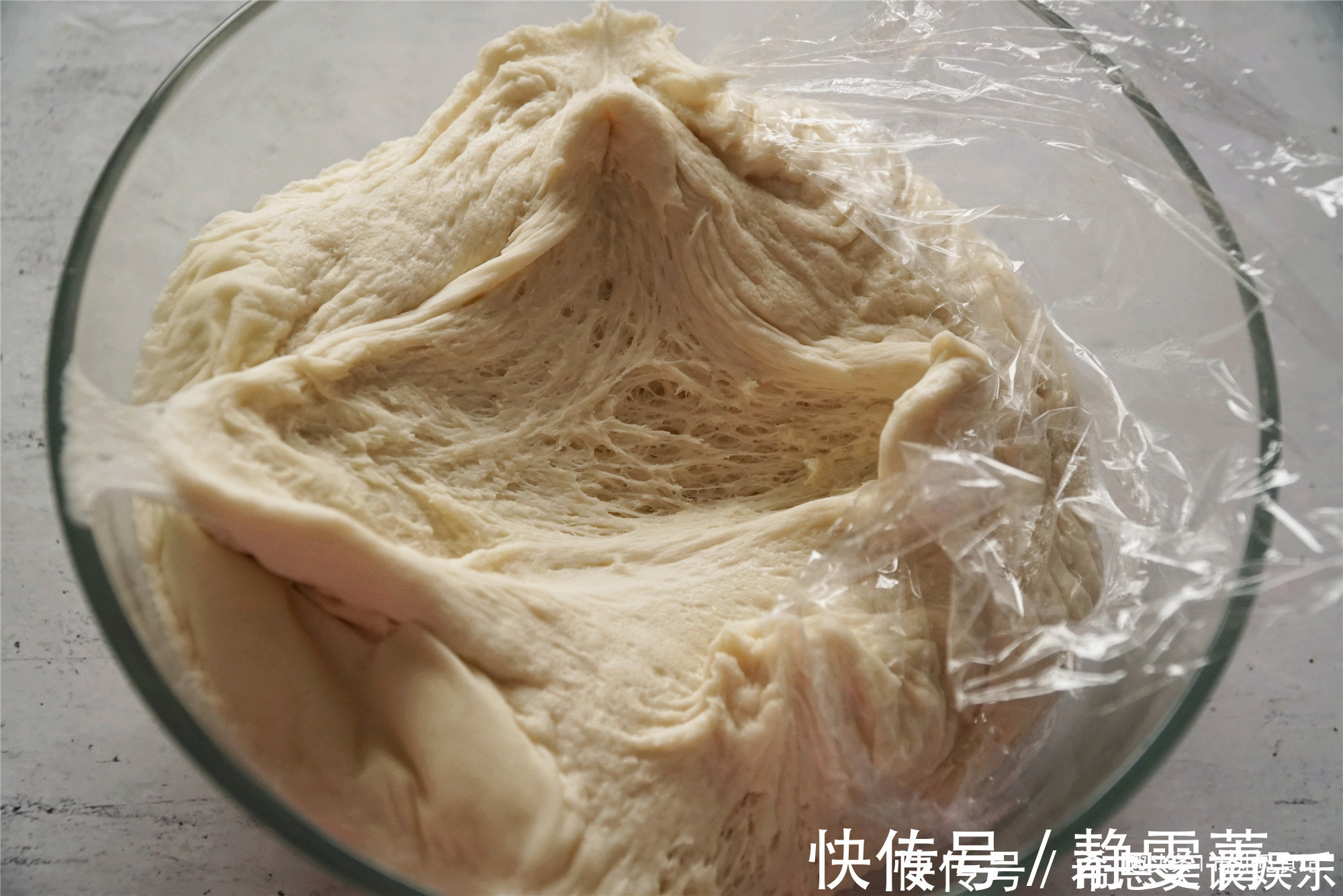 做馅饼,和好面直接包可不行,多加一步,松软酥脆,放几天都不硬