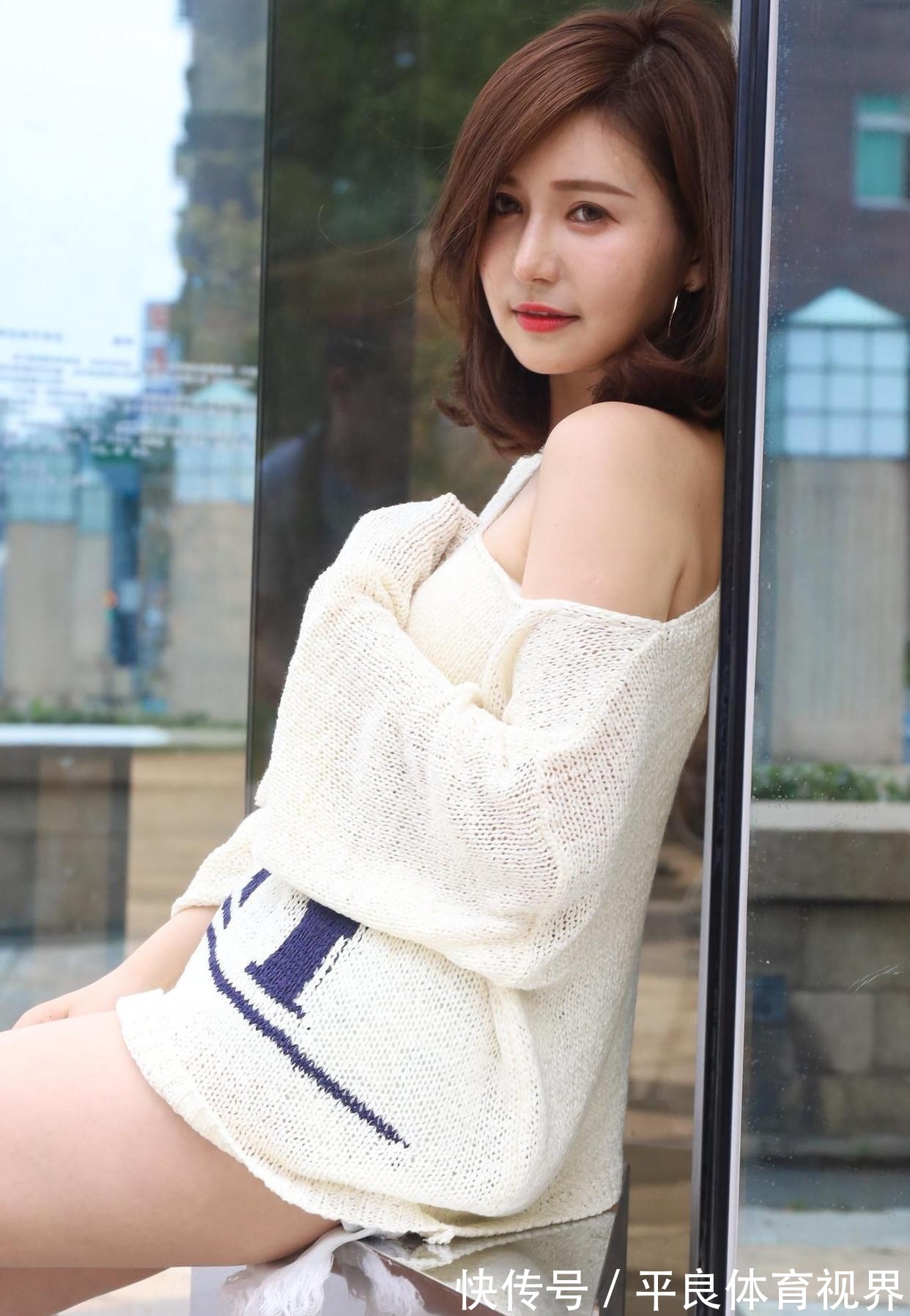 小姐姐 潮流穿搭:宽松针织衫搭配白色的短裤,清凉又时尚