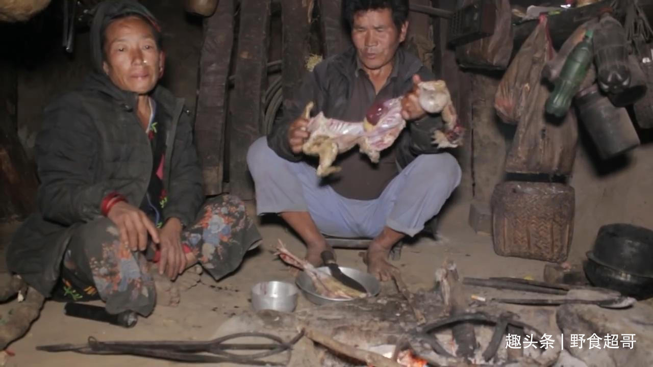 尼泊尔山区穷家吃鸡肉，打着手电筒炒菜，鸡肠不洗直接挤掉鸡粪