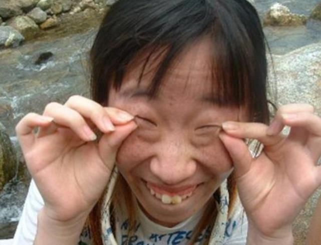 一线天|让眼睛“越来越小”的3行为,00后已成习惯,难怪会变“一线天”