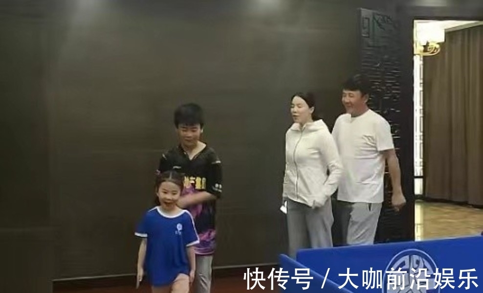 老公|家庭对战王楠带女儿4-0横扫老公儿子，出场仪式满分，抱胸叫板！