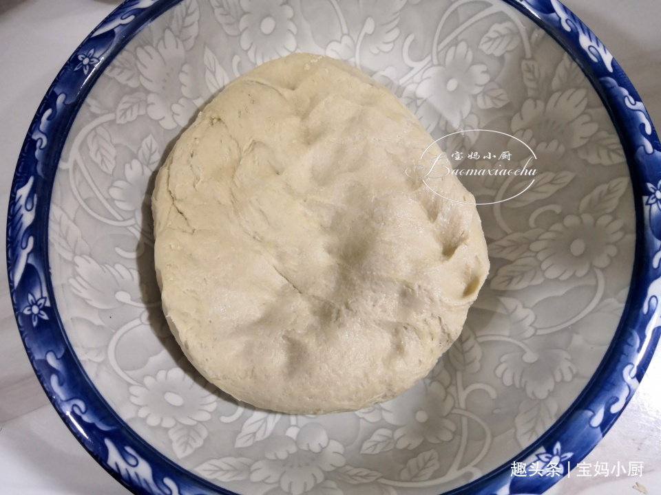 烙葱花饼，直接放葱花你就错了，多一步，立马香味扑鼻，老好吃了