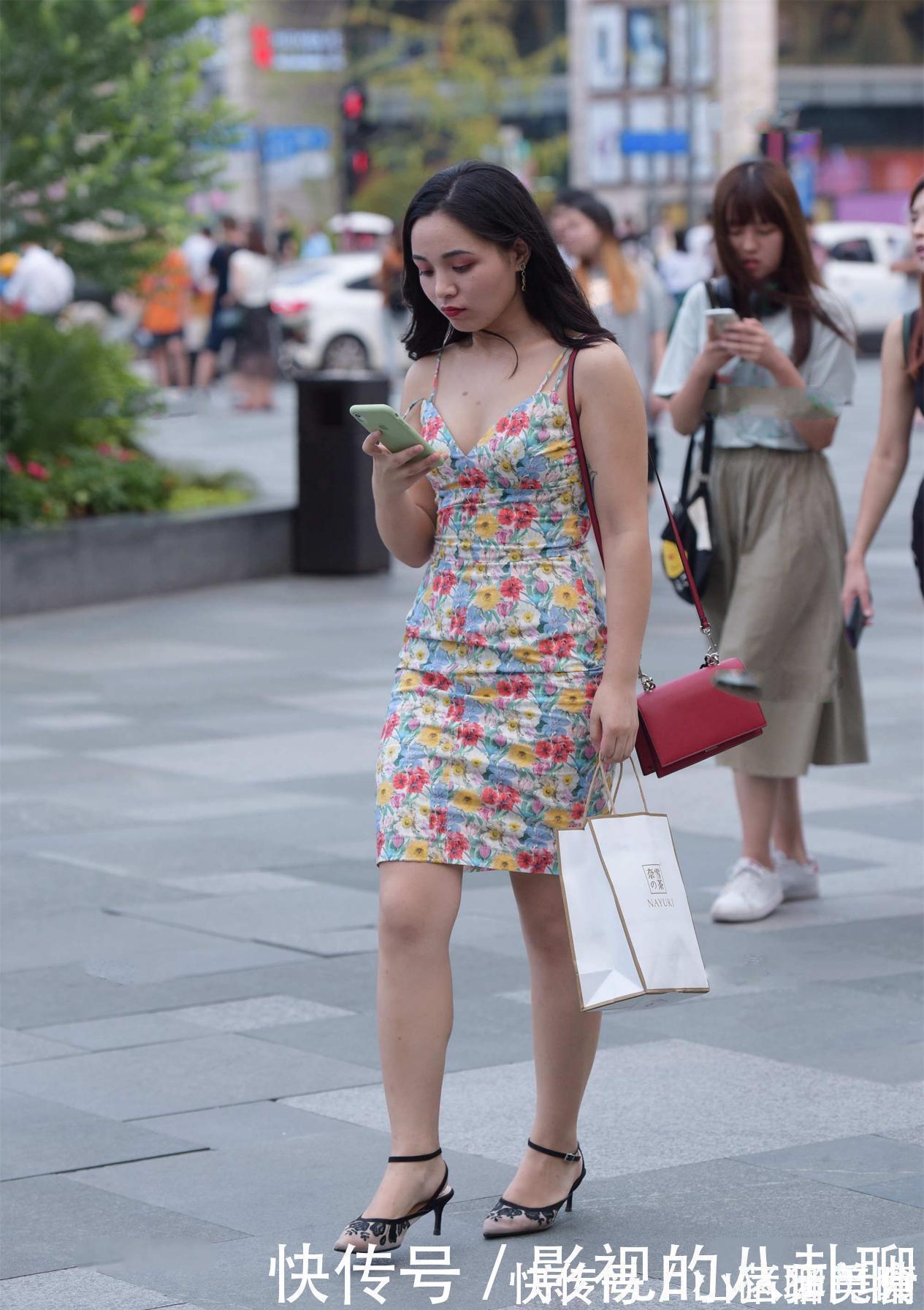 时尚 色泽丰富的碎花裙,时尚靓丽,富有青春活力气质