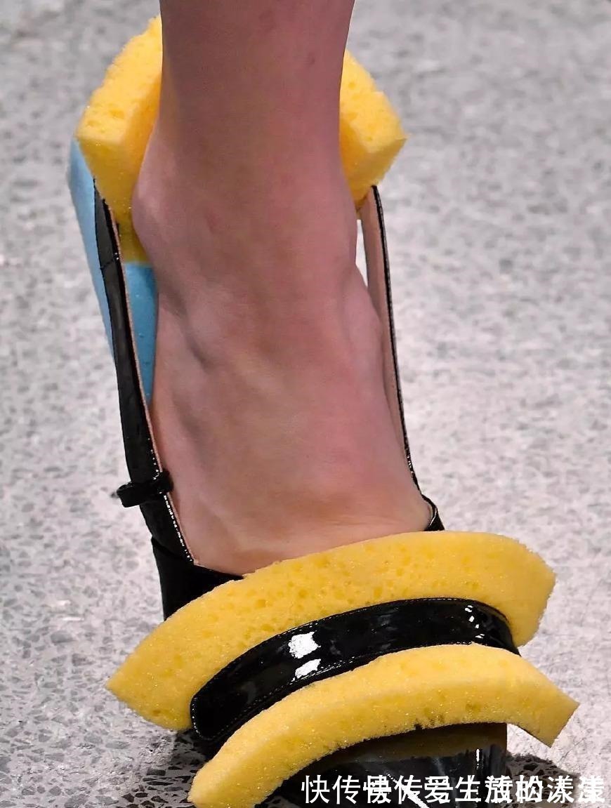 克里斯托弗 高跟鞋竟放“刷碗海绵”, 不磨脚只卖800英镑值吗!