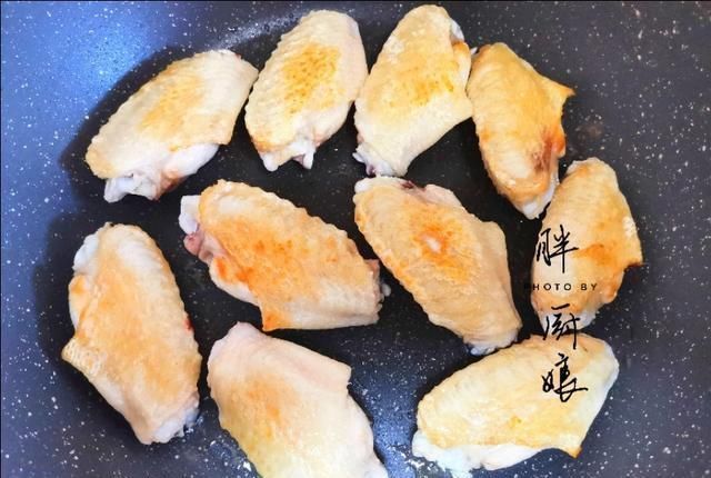 可乐鸡翅这样做才好吃,色泽红亮,骨头一滑就脱,鲜嫩入味