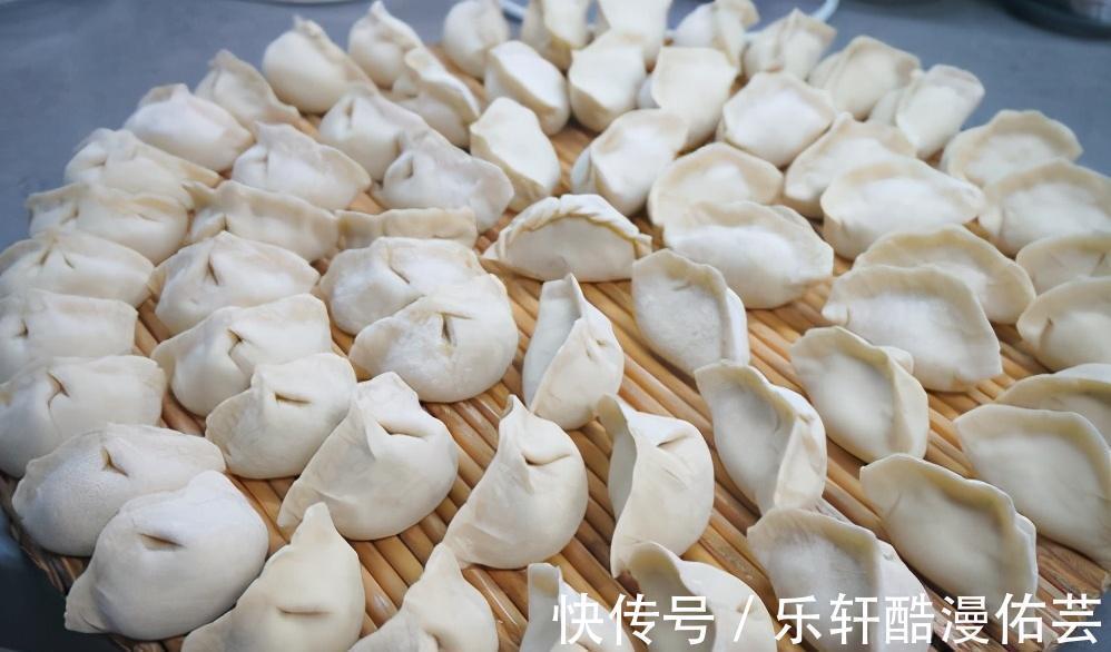 吃不完的饺子,最忌直接放冰箱,教你一招,饺子不开裂不破皮!