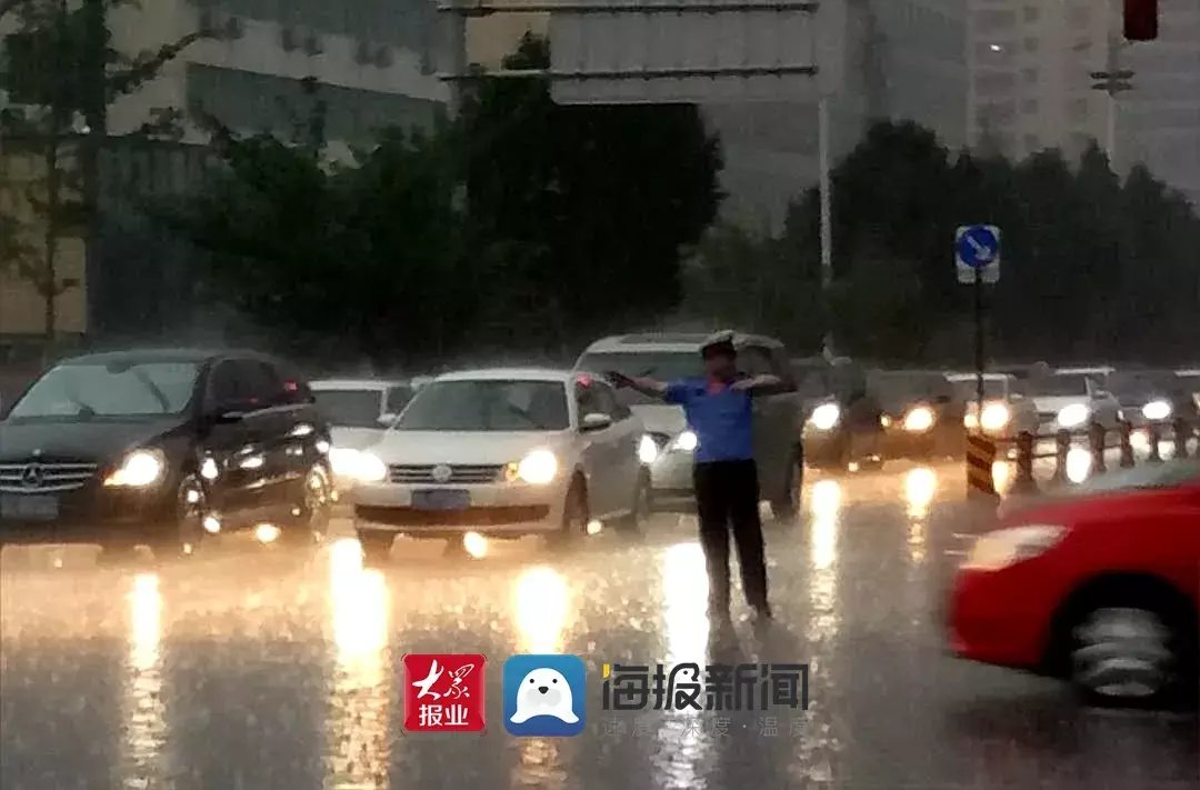 高峰岗|傍晚！监控拍下雨中这一幕！三辆车朝交警“车窗抛物”……