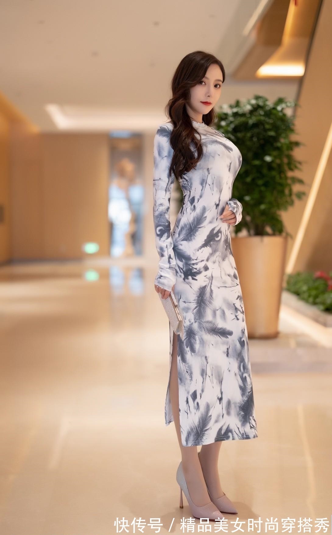 中国女性 旗袍与水墨画结合,凸显女性柔美的曲线以及娴静的气质,优雅十足