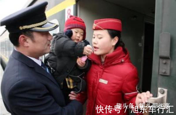 付圆圆&小小站台上,这个军人和4岁双胞胎女儿团聚了35分钟!