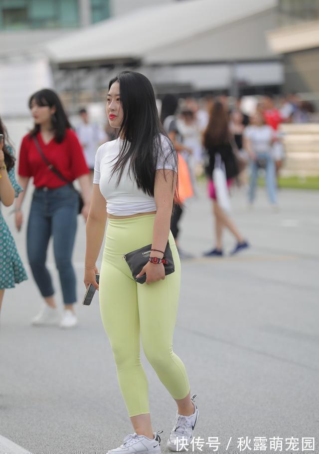 颜色 彩色打底裤搭配白色上衣,特别有质感,同时显得很俏皮