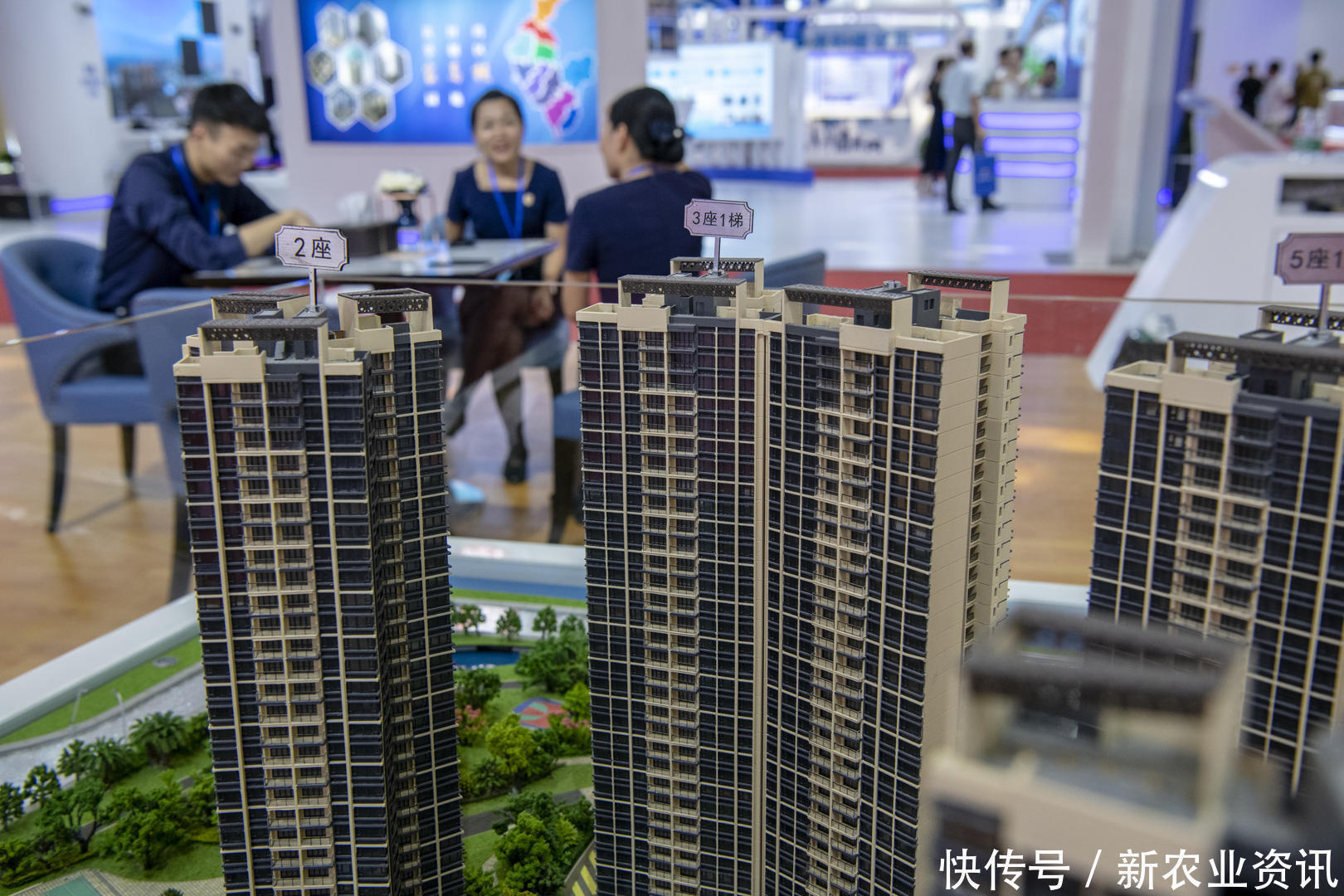 等额本息|贷款82万,分30年,银行会收多少利息?不少人还在给银行送钱