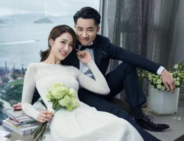 王祖蓝一家四口罕露面，女儿身高太优越，李亚男挺孕肚四肢纤细惹人羡