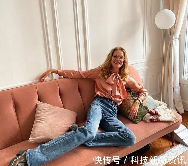 纳塔利·沃佳诺娃 LV太子妃婚后在家拍大片,穿挂脖裙配羊角高跟鞋,拿奢侈包逗猫!