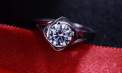 玫瑰金戒指今年流行吗?钻戒选什么颜色好?女孩子更喜欢哪种?