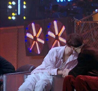 王一博|神奇的错位图!肖战杵拐杖,何炅随地小便,王一博王嘉尔亲上了?