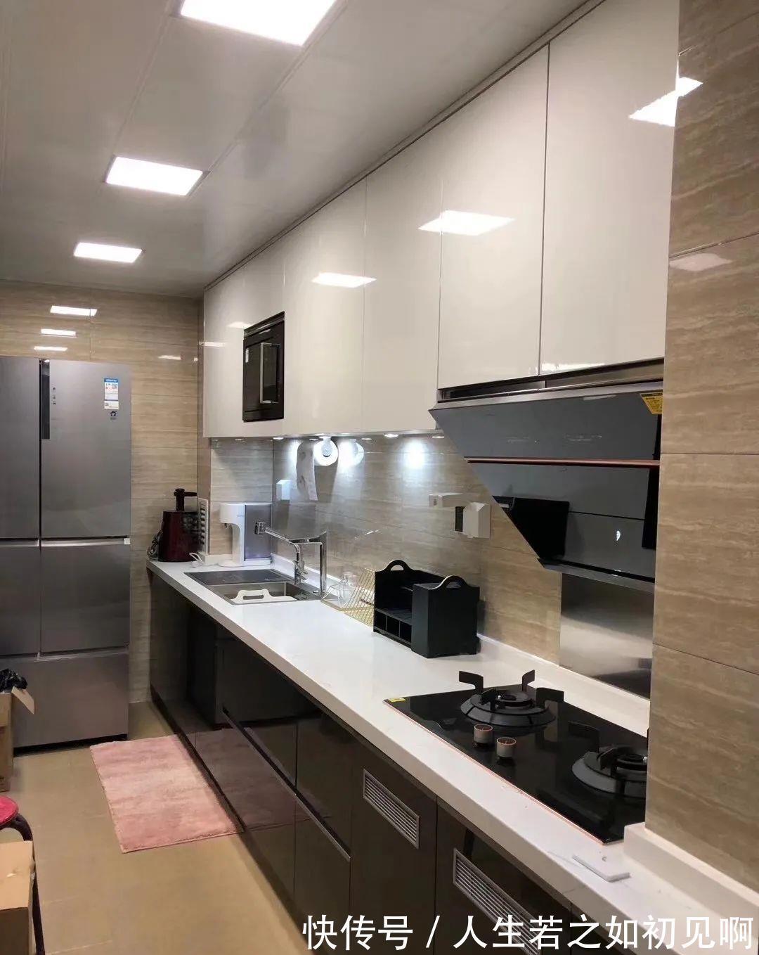 厨房|5㎡厨房这样装，好看又实用！见缝插针塞冰箱，打满橱柜收纳强！