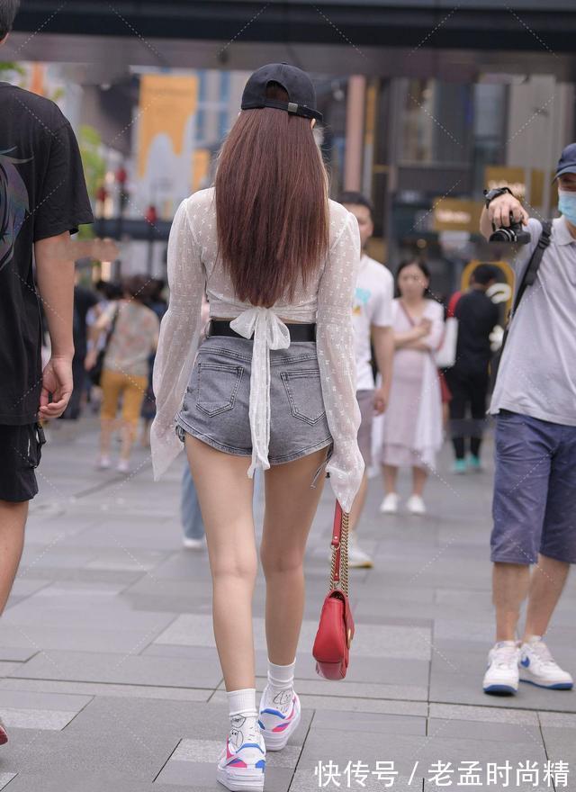 俏皮|白色网纱袖上衣搭配烟灰色牛仔短裤,青春靓丽,尽显俏皮美感