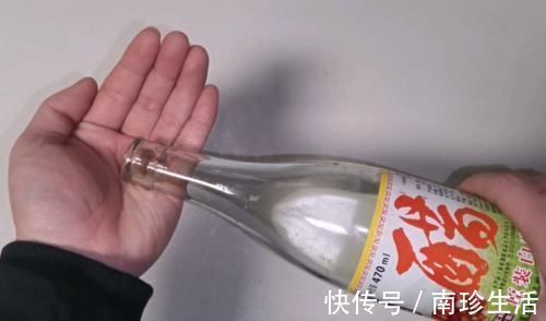 赶紧把白醋倒在手心搓一搓，真的太厉害了，活了20年才知道！