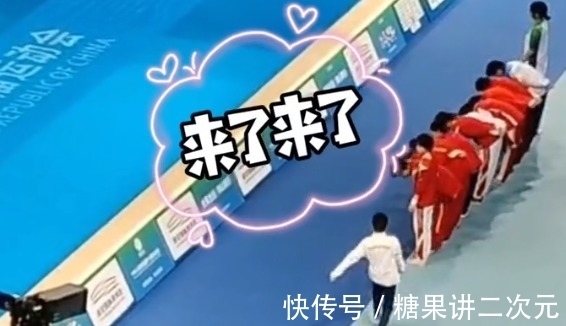 热搜|全红婵再上热搜！观众致意时迟到，跑姿萌到众人，陈芋汐此举太暖