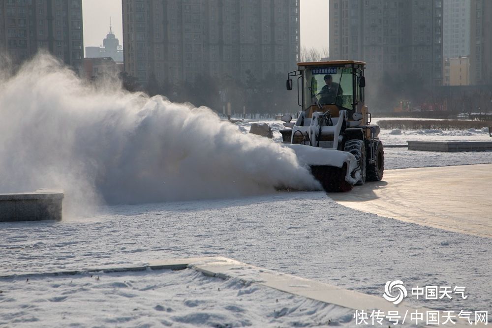 雪浪滚滚 吉林市北山风景区清雪场面壮观