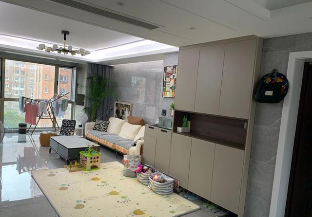 墙砖|搬新家入住一个月,整个空间灰色调很耐看,墙面贴瓷砖非常耐脏