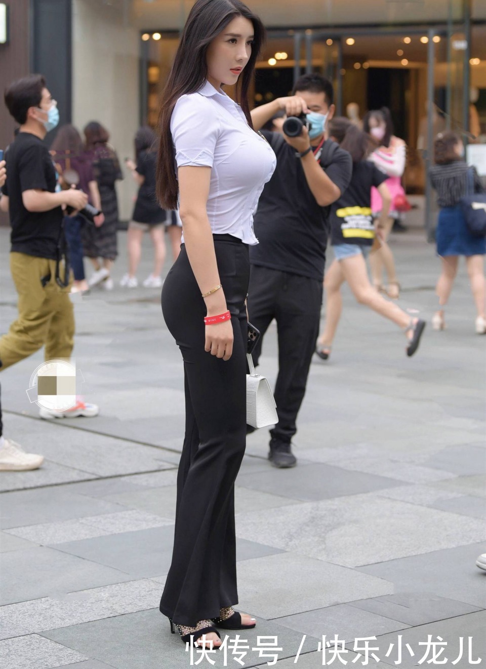 美女|身材丰腴的大姐姐,简约穿搭衬衫和高腰打底裤,女人味十足