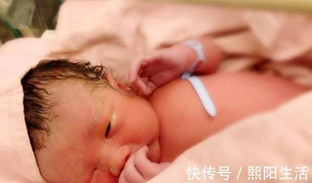 二胎政策|60岁奶奶“拼命”生二胎,生下双胞胎后,现在后悔:不如不生