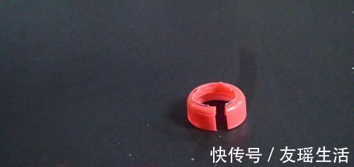 吸盘挂钩上粘个瓶盖真厉害, 一年能省下不少钱, 早点知道就好了