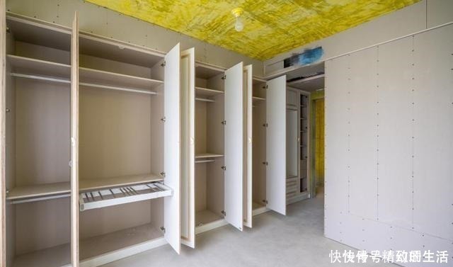 衣柜|把衣柜挪到床尾，你才知道收纳空间有多大！整整一排，还多个书桌！