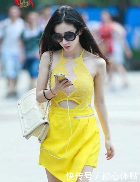 身姿|街拍:个性时尚的美女,身姿丰腴得体好看又时尚!