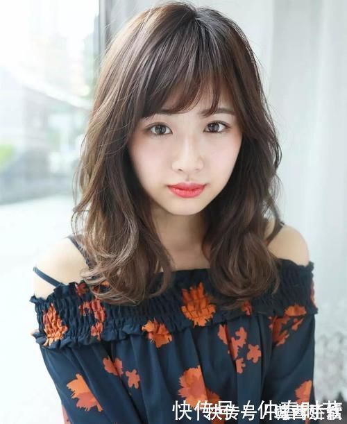 大弯 三四十岁女人发量非常多,适合烫什么发型?试试时髦减龄的弯弯烫