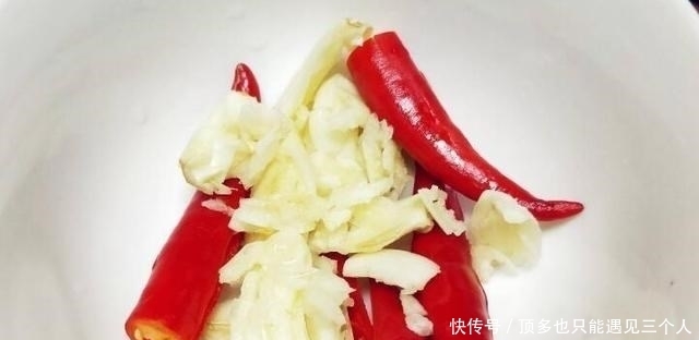 母亲用40年的老方法腌制辣椒,上午腌下午吃,酸辣脆爽,开胃下饭