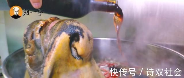 老刘花308买了一整只牛头，光卤制就花了一天，一家人吃着真过瘾