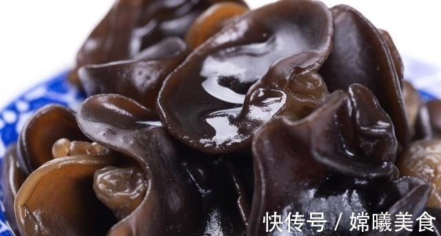 泡木耳,用冷水还是热水?酒店大厨:多加这1步,污垢细菌都没了