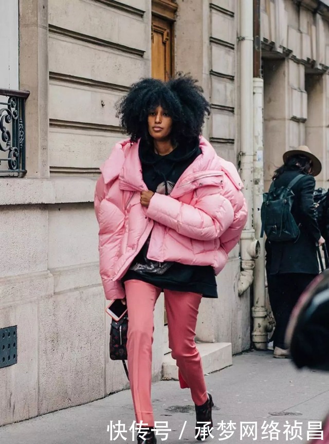 “黑羽绒服”别再穿了,今年最流行这3款羽绒服,穿对一款你就赢