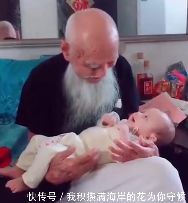 老人|百岁太爷爷和玄孙跨世纪的见面,相视一笑的瞬间,网友:莫名泪目