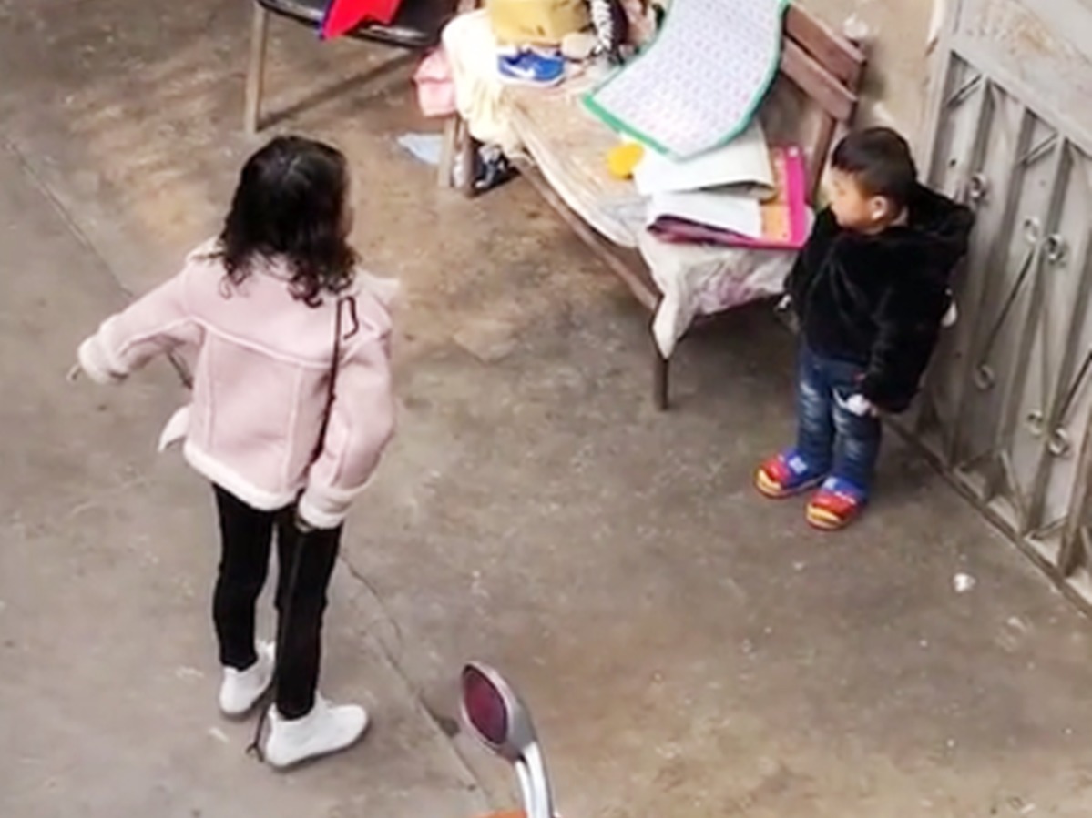 小姐姐|霸气姐姐辅导两个弟弟写作业,手里还拿着工具,妈妈看到后却笑了