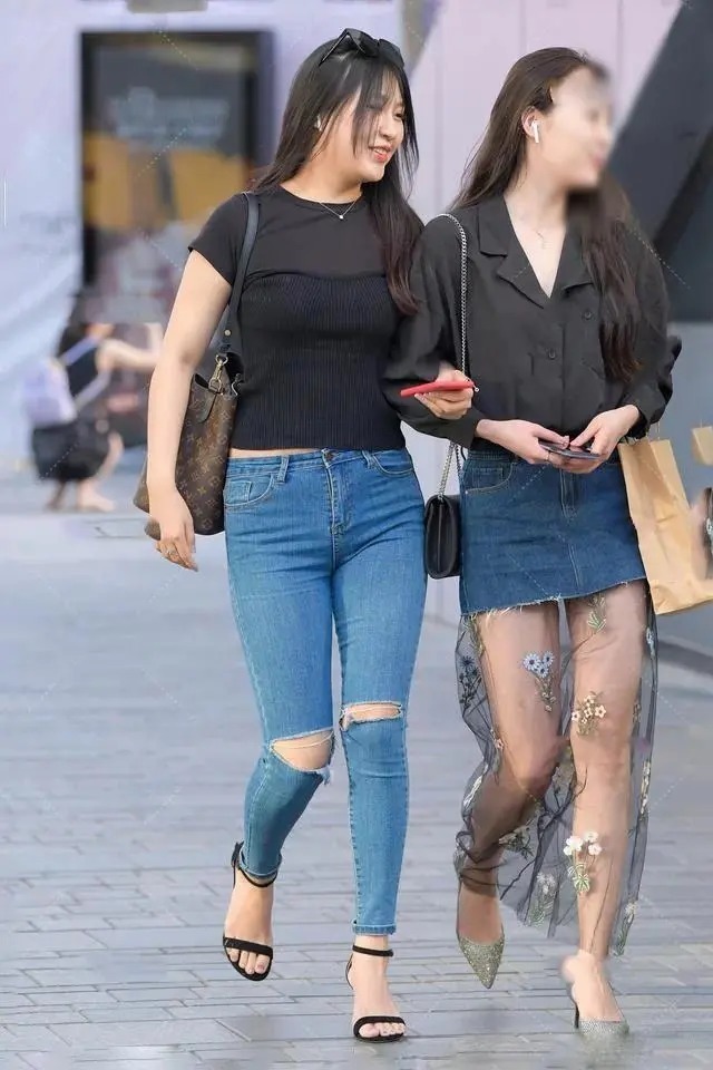 街拍：散发温柔大方气质，时尚感炸街的小姐姐们的穿搭推荐