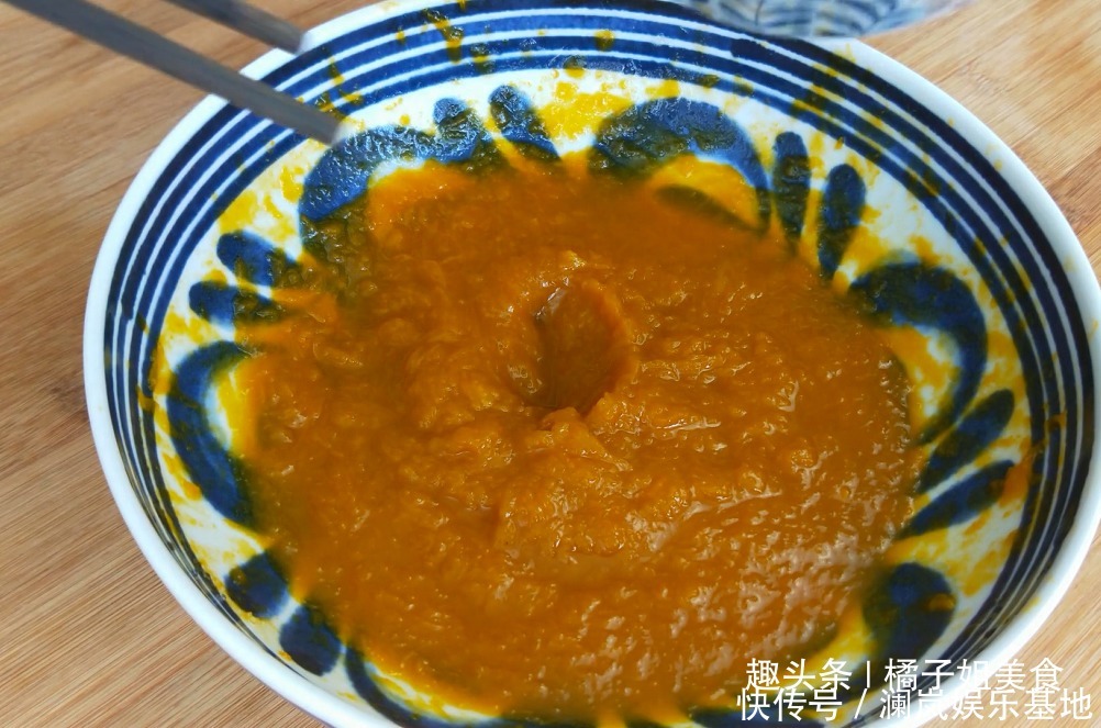 南瓜饼|我家南瓜从来不煮,1斤南瓜1勺白糖,秘制一做,一次做15个不够吃