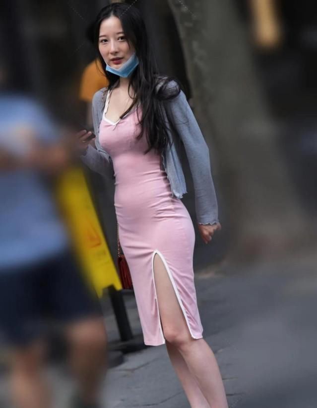 一条“普通的”粉色吊带裙,却“遮不住”你的美丽