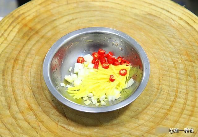 绿豆芽|绿豆芽炒肉丝怎么做不出水，厨师长教你小技巧，清脆爽口又入味