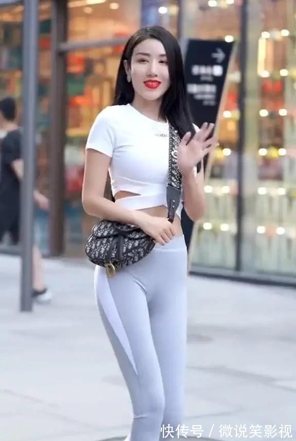 时尚 打底裤的穿着彰显搭配的美感，增添潮流风度！