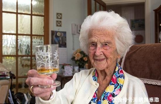 神經(jīng)細(xì)胞|長壽的人,早上起床愛做3件事,若占一個,恭喜可能長命百歲!