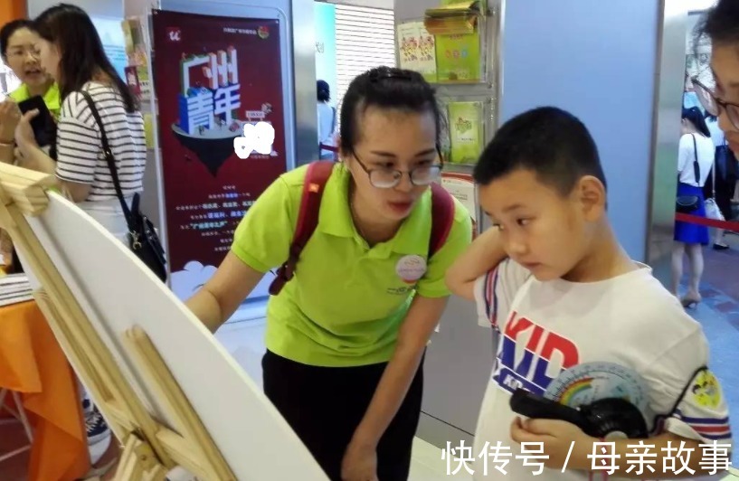 幼儿园|萌娃一本正经地教育父母:这里不能碰!给害羞的大人上了一课