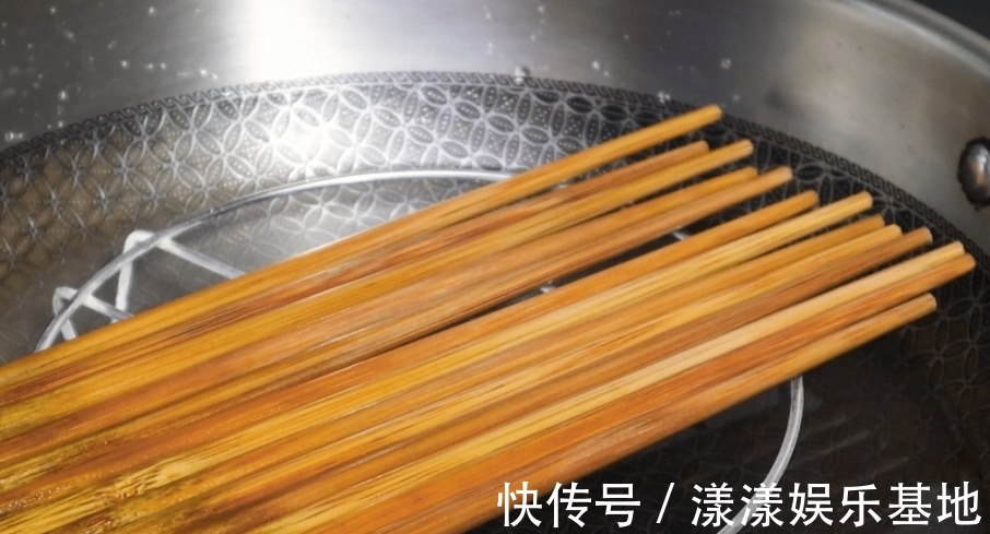 买筷子时,竹筷、木筷、不锈钢筷子哪个好?聪明人只认准这一种!