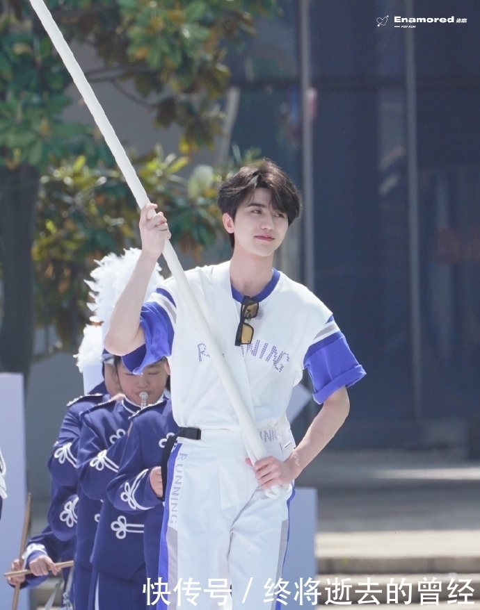 蔡徐坤今日《奔跑吧》路透来袭 运动会上的小小扛旗手甜度爆表可爱炸裂!