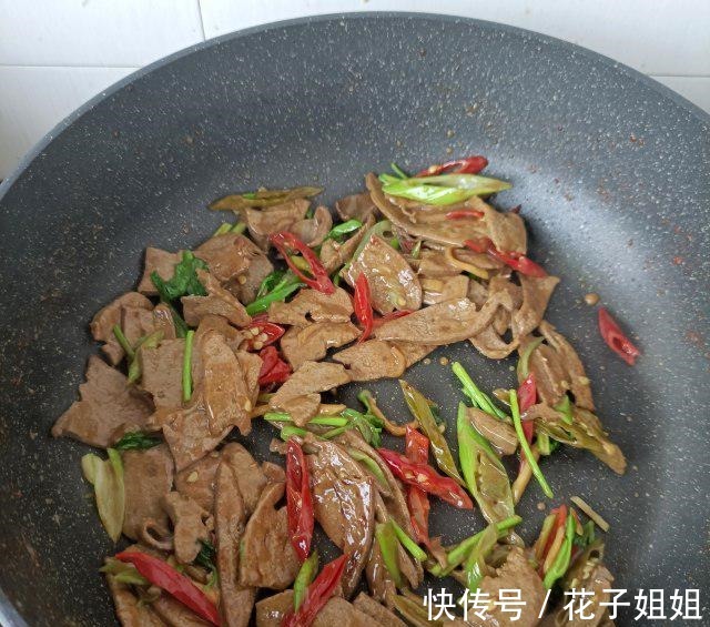 爆炒猪肝|泡椒爆炒猪肝,香嫩可口,美味下饭!