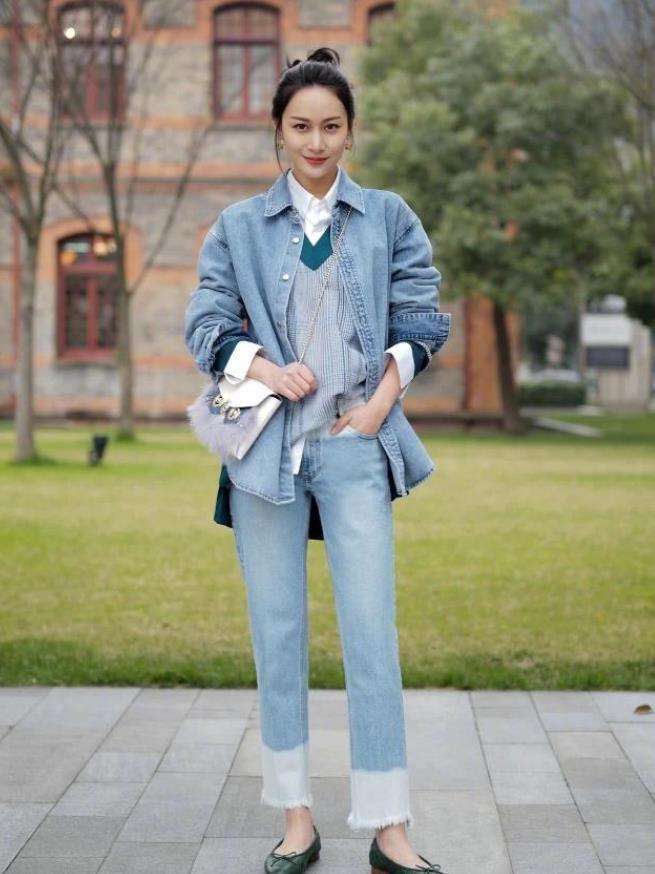 可爱|街拍美女身穿红色连衣裙,肩挎小包包,头戴小白帽显得俏皮可爱